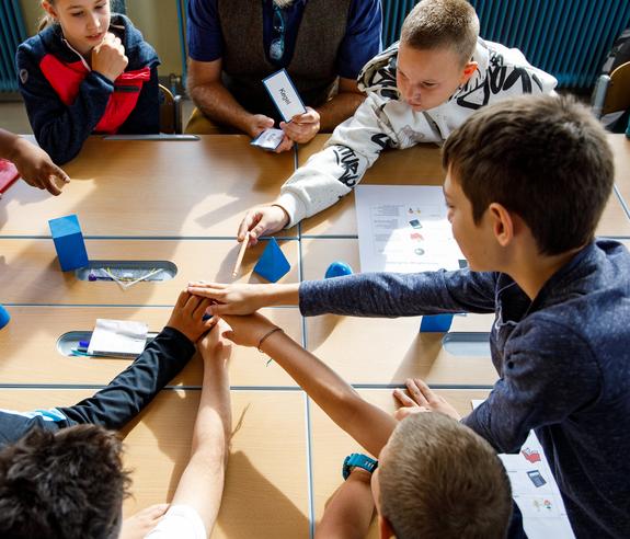Kinder lernen und üben gemeinsam an einem Tisch