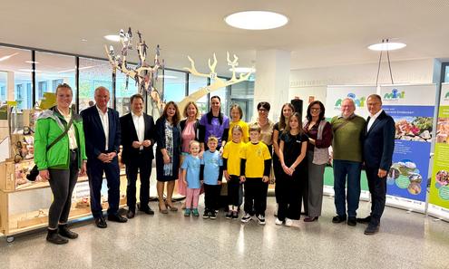 Frauen und Männer in einer Reihe stehend