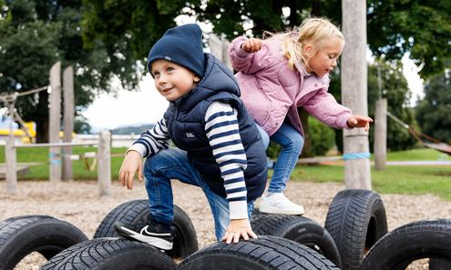 1 Mädchen und 1 Bub im Kindegartenalter spielen