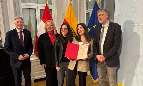 3 Frauen und 2 Männer stehend